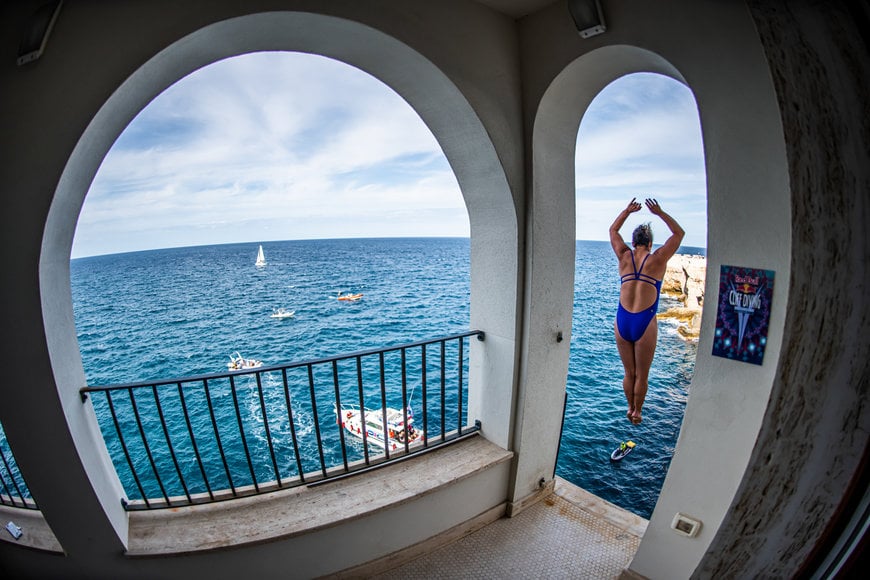 EIN ATEMBERAUBENDER SPRUNG IN EIN MEER VOLLER BEGEISTERUNG. FPT INDUSTRIAL IST OFFIZIELLER TECHNISCHER PARTNER DER RED BULL CLIFF DIVING WORLD SERIES